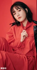 90女明星凌美仕恬静酷美写真图片，红衣套装青涩可人