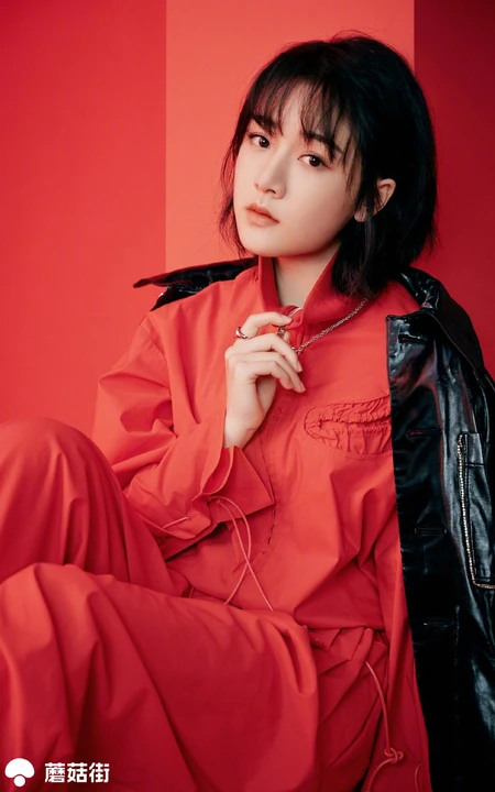 90女明星凌美仕恬静酷美写真图片，红衣套装青涩可人