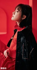 90女明星凌美仕恬静酷美写真图片，红衣套装青涩可人