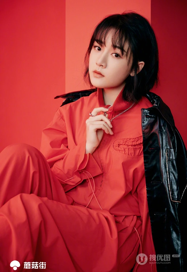 90女明星凌美仕恬静酷美写真图片，红衣套装青涩可人