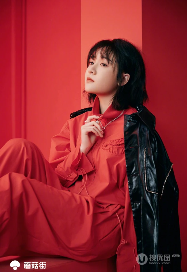 90女明星凌美仕恬静酷美写真图片，红衣套装青涩可人