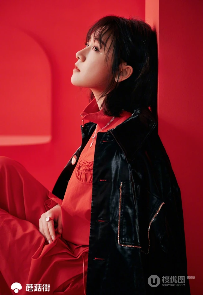 90女明星凌美仕恬静酷美写真图片，红衣套装青涩可人
