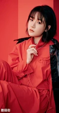 90女明星凌美仕恬静酷美写真图片，红衣套装青涩可人