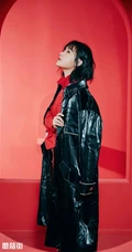 90女明星凌美仕恬静酷美写真图片，红衣套装青涩可人