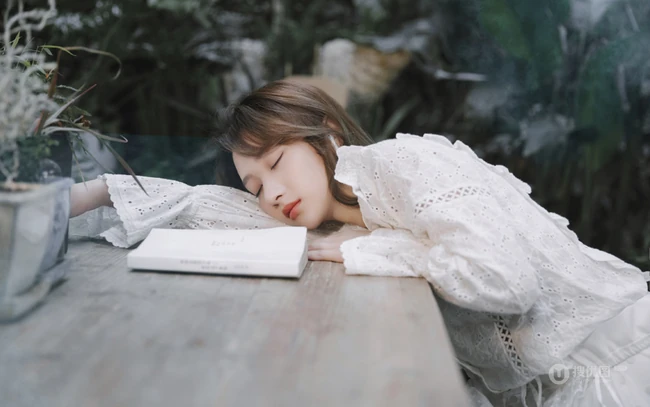 何宣林清新绿色唯美写真图片，纯美白衣清新浪漫