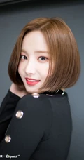 韩国女生歌手妍雨紧身黑色礼裙衣气质图片，短发造型清爽靓丽