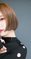 韩国女生歌手妍雨紧身黑色礼裙衣气质图片，短发造型清爽靓丽