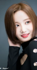 韩国女生歌手妍雨紧身黑色礼裙衣气质图片，短发造型清爽靓丽