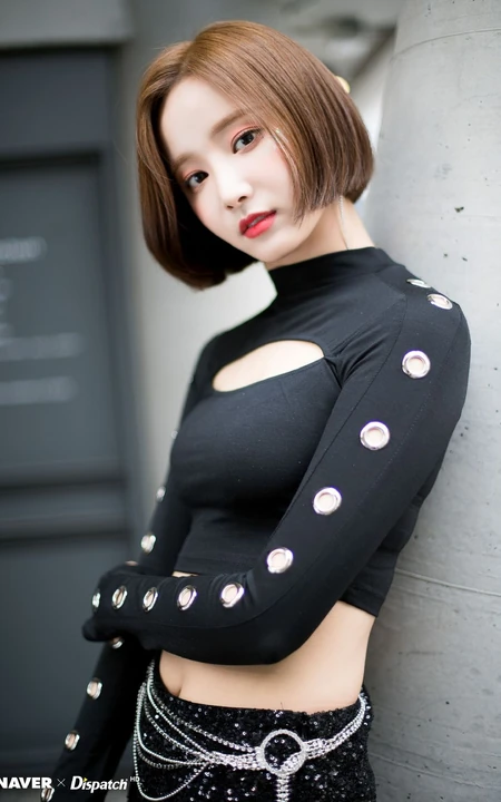 韩国女生歌手妍雨紧身黑色礼裙衣气质图片，短发造型清爽靓丽