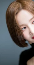 韩国女生歌手妍雨紧身黑色礼裙衣气质图片，短发造型清爽靓丽