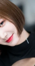 韩国女生歌手妍雨紧身黑色礼裙衣气质图片，短发造型清爽靓丽