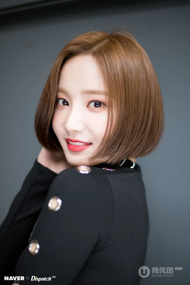 韩国女生歌手妍雨紧身黑色礼裙衣气质图片，短发造型清爽靓丽