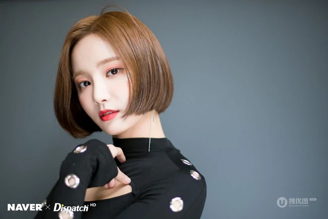 韩国女生歌手妍雨紧身黑色礼裙衣气质图片，短发造型清爽靓丽