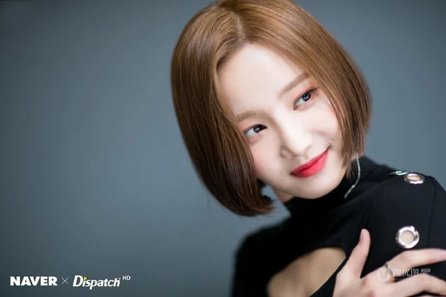 韩国女生歌手妍雨紧身黑色礼裙衣气质图片，短发造型清爽靓丽