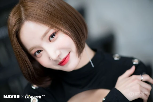 韩国女生歌手妍雨紧身黑色礼裙衣气质图片，短发造型清爽靓丽