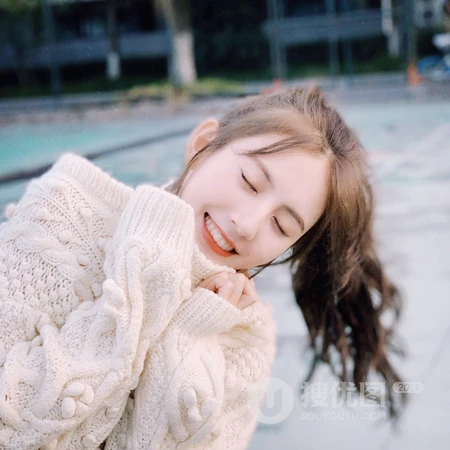 长发马尾，爱扎大辫子的女生冬季生活照头像图片