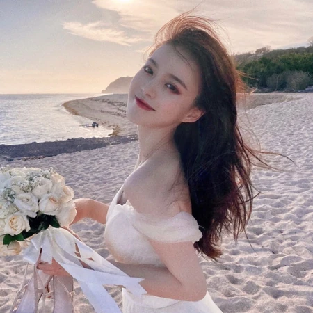 长发大眼，非常适合4月的女生微信头像图片