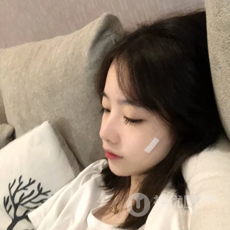 长发大眼，非常适合4月的女生微信头像图片