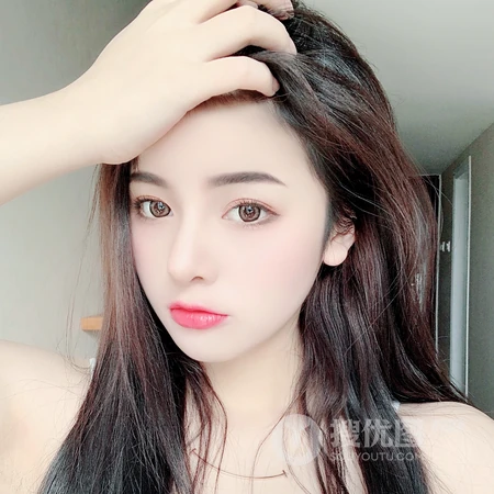 长发大眼，非常适合4月的女生微信头像图片