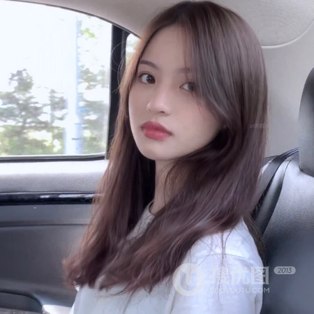 长发大眼，非常适合4月的女生微信头像图片