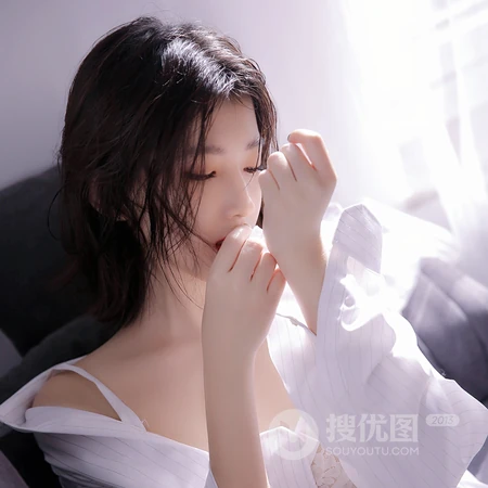 长发大眼，非常适合4月的女生微信头像图片