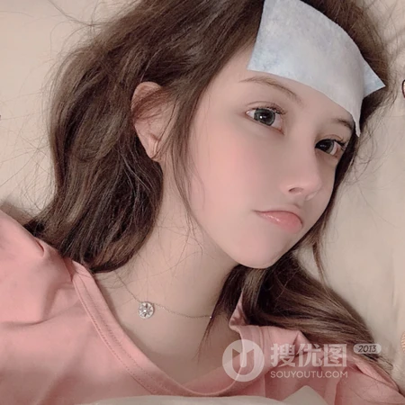 长发大眼，非常适合4月的女生微信头像图片