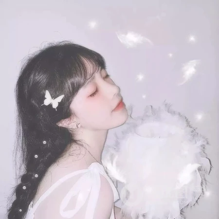 大辫子的女生摆可爱表情的头像图片
