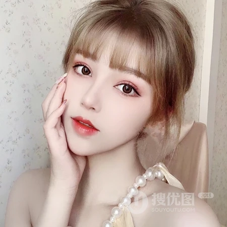 大辫子的女生摆可爱表情的头像图片