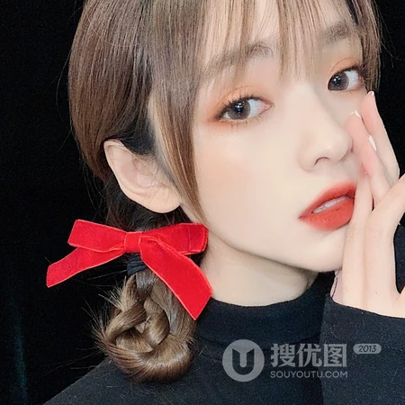 大辫子的女生摆可爱表情的头像图片
