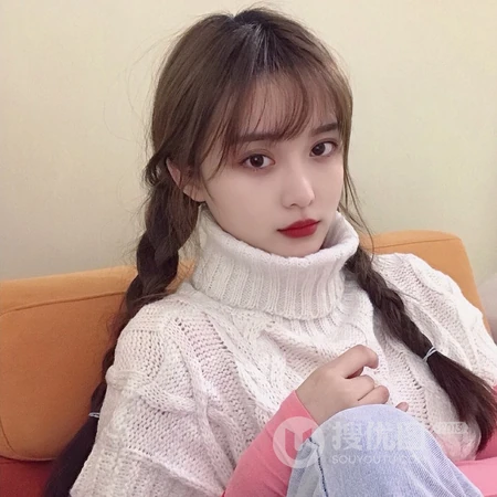 大辫子的女生摆可爱表情的头像图片