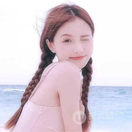 大辫子的女生摆可爱表情的头像图片