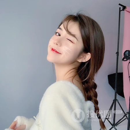 大辫子的女生摆可爱表情的头像图片