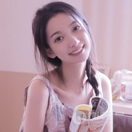大辫子的女生摆可爱表情的头像图片