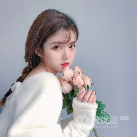 大辫子的女生摆可爱表情的头像图片