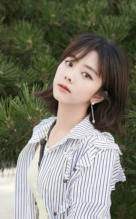 美女明星谭松韵黑色条纹衬衫清新造型手机背景