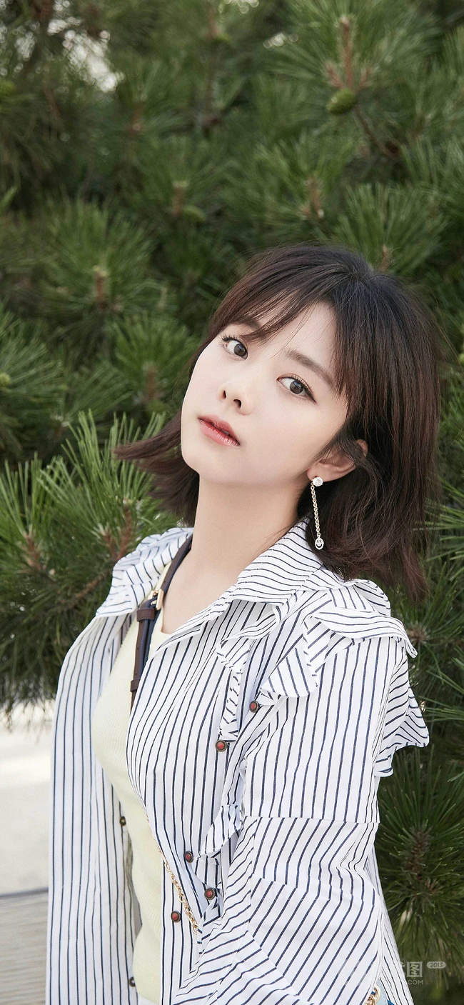 美女明星谭松韵黑色条纹衬衫清新造型手机背景