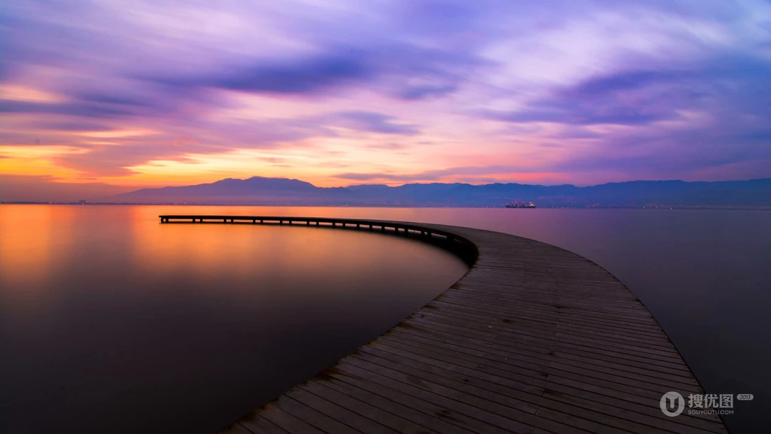 汹涌的海浪加上唯美的海霞夕阳，好美的画面
