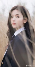 杨超越化身学院风青春少女，身穿日系校衣制服置身户外浪漫怡然