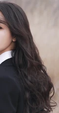 杨超越化身学院风青春少女，身穿日系校衣制服置身户外浪漫怡然