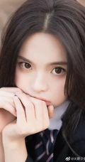 杨超越化身学院风青春少女，身穿日系校衣制服置身户外浪漫怡然