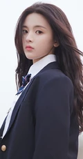 杨超越化身学院风青春少女，身穿日系校衣制服置身户外浪漫怡然