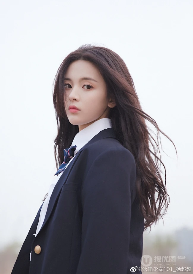 杨超越化身学院风青春少女，身穿日系校衣制服置身户外浪漫怡然