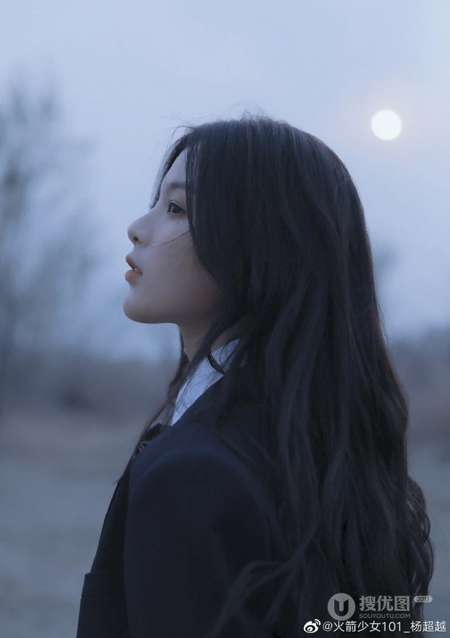 杨超越化身学院风青春少女，身穿日系校衣制服置身户外浪漫怡然
