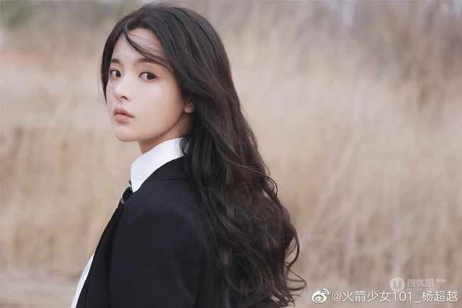 杨超越化身学院风青春少女，身穿日系校衣制服置身户外浪漫怡然