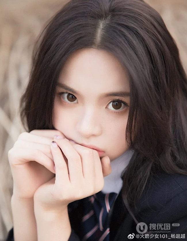 杨超越化身学院风青春少女，身穿日系校衣制服置身户外浪漫怡然
