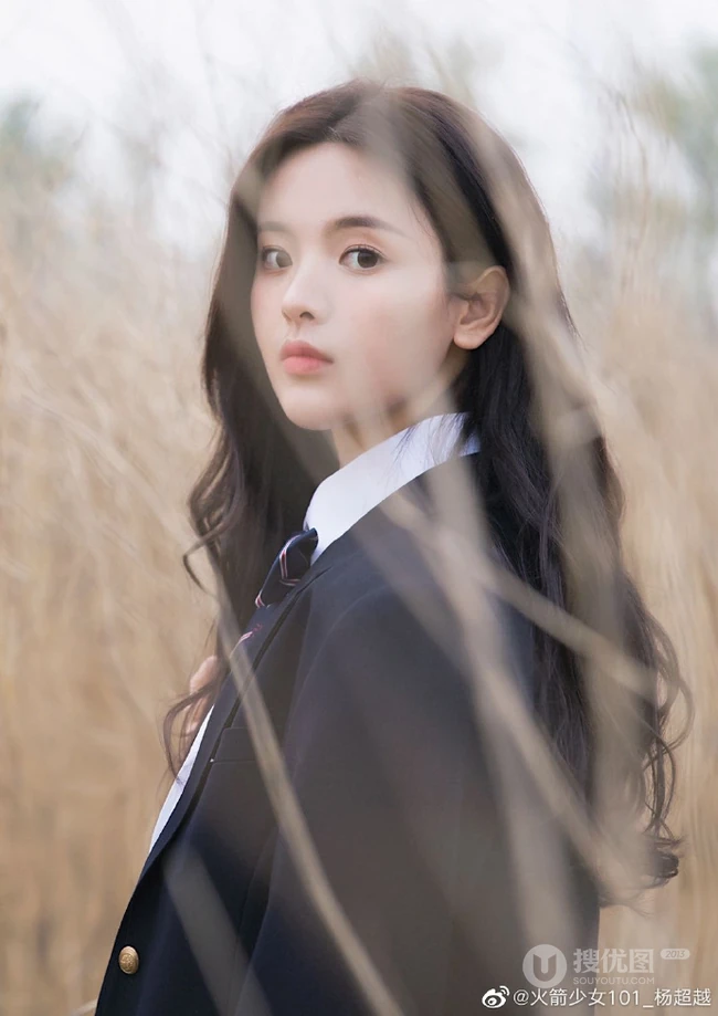 杨超越化身学院风青春少女，身穿日系校衣制服置身户外浪漫怡然