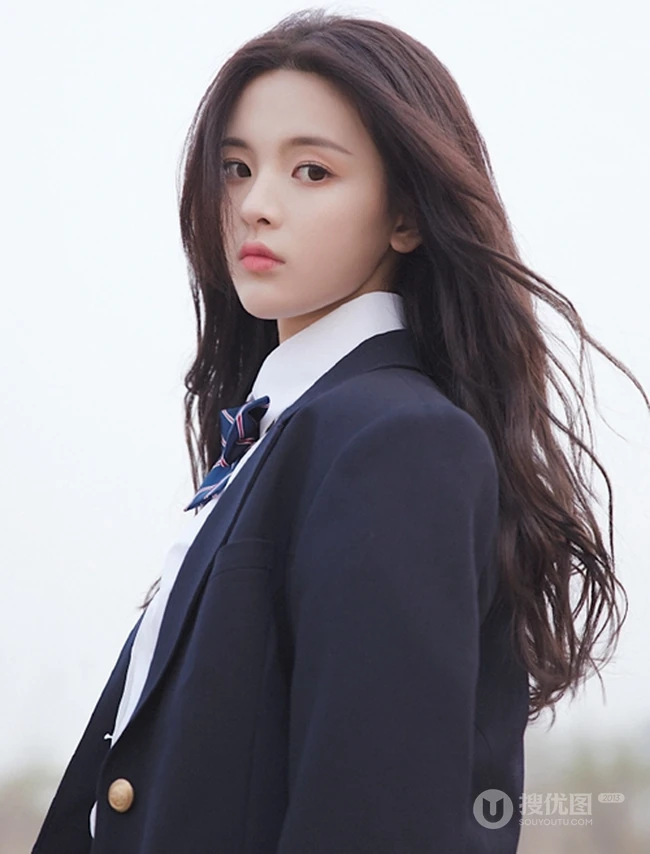 杨超越化身学院风青春少女，身穿日系校衣制服置身户外浪漫怡然