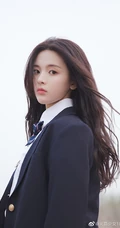 杨超越化身学院风青春少女，身穿日系校衣制服置身户外浪漫怡然