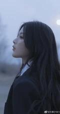 杨超越化身学院风青春少女，身穿日系校衣制服置身户外浪漫怡然