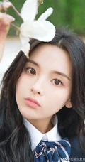 杨超越化身学院风青春少女，身穿日系校衣制服置身户外浪漫怡然